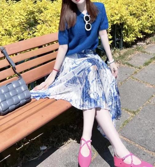什么颜色半身裙好搭配衣服