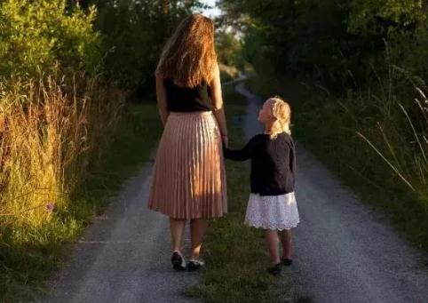 妈妈给女儿正能量的话 高情商母亲激励女儿语录句子