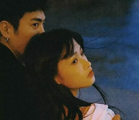 男生为什么喜欢从后面抱女生(背后抱心理学解读)