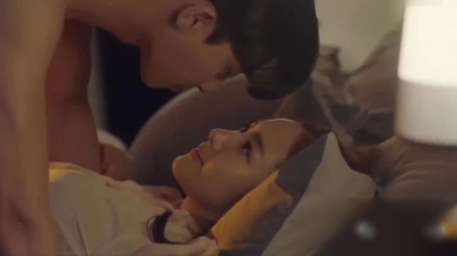 情侣亲亲男生手不老实是什么原因(爱的表现) 情侣亲亲男生手不老实是什么原因(爱的表现)