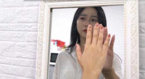 真人是不是比镜子里的丑 为什么照镜子时觉得比真实的好看 真人是不是比镜子里的丑 为什么照镜子时觉得比真实的好看