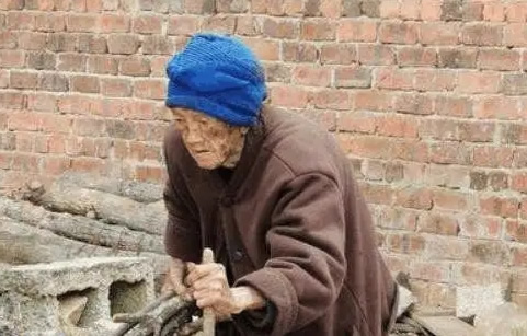 老人快不行的十大反应:脾气古怪、瞳孔无神、说胡话 老人快不行的十大反应:脾气古怪、瞳孔无神、说胡话