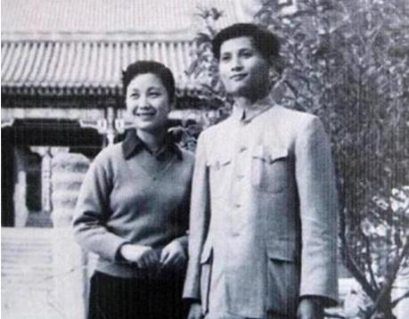 严凤英一点都不冤 是遭人恨吗(严凤英甘律之的恋情) 严凤英一点都不冤 是遭人恨吗(严凤英甘律之的恋情)
