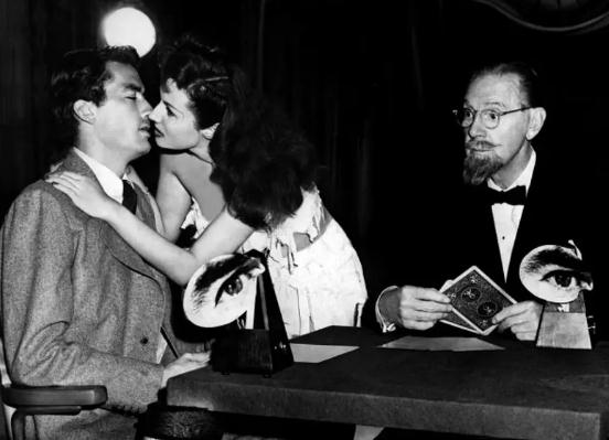 希区柯克十大经典电影 悬念大师希区柯克10部经典 希区柯克十大经典电影 悬念大师希区柯克10部经典