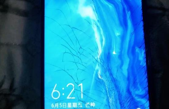 换屏的哥们 千万别换后压屏 后压屏和原装屏区别(教你区分)