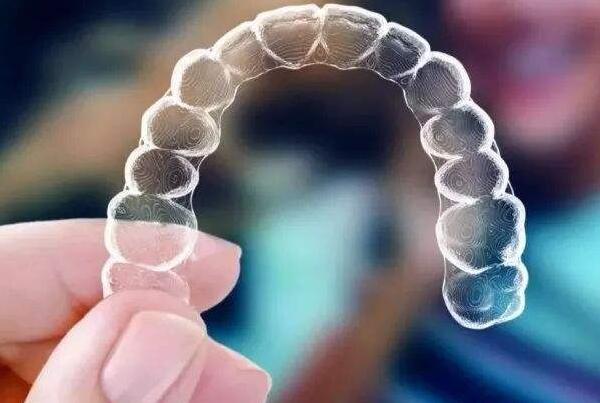 牙套价格一般是多少钱一个 一般呢戴几年(戴3-5年) 牙套价格一般是多少钱一个 一般呢戴几年(戴3-5年)