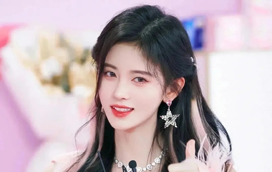 鞠婧祎为什么初吻给了张哲瀚 鞠婧祎怎么成名的出道的