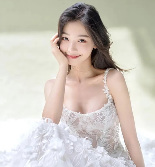 易梦玲是谁怎么火的 易梦玲就读哪所大学