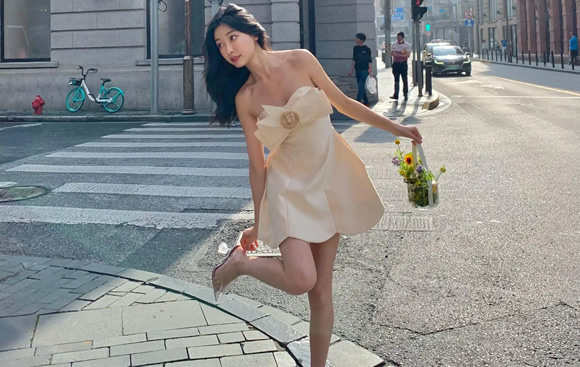 纯欲天花板易梦玲是干什么的 她是怎么火的(写真图)