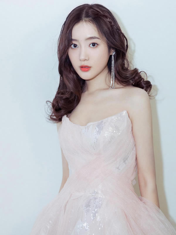 王梓薇长什么样子写真美照 王梓薇的照片壁纸精选