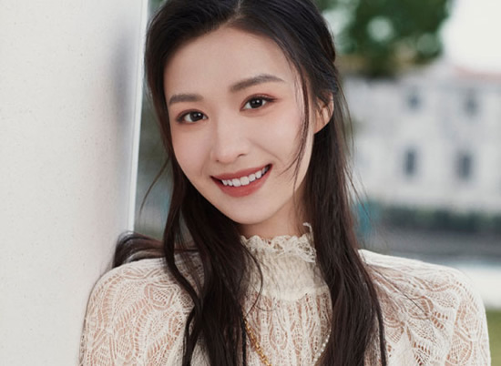 王楚然写真大秀白嫩美背 王楚然个人资料靓丽写真