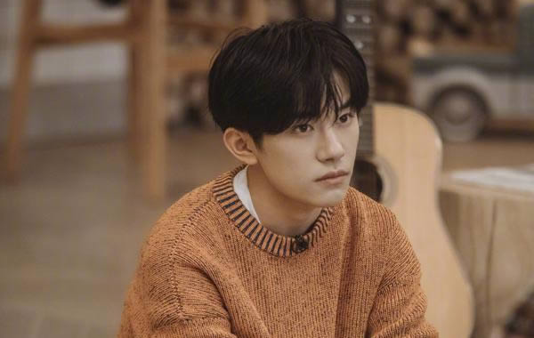 易烊千玺姓什么及名字由来 易烊千玺个人资料身高电影 易烊千玺姓什么及名字由来 易烊千玺个人资料身高电影