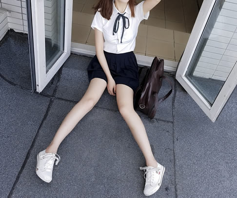 学长突然将遥控器开到最大，教室里震动让我好尴尬