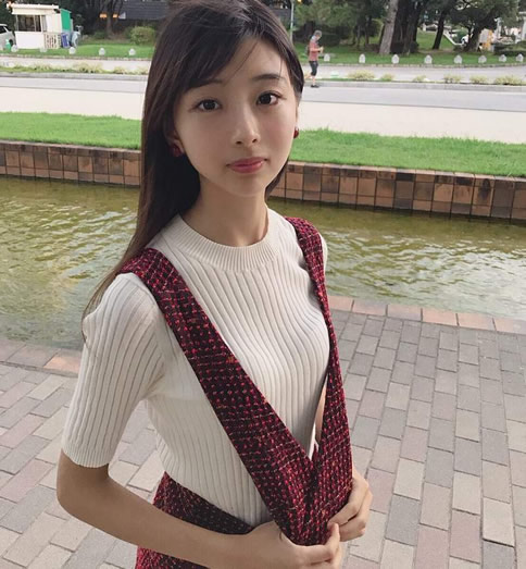 学长突然将遥控器开到最大，教室里震动让我好尴尬