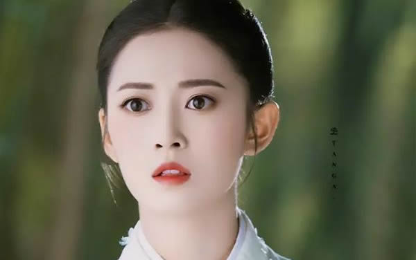 陈钰琪的眼睛有些奇怪是怎么回事