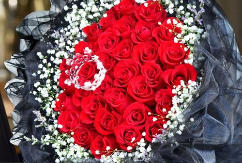 33朵玫瑰代表什么意思 玫瑰花33朵的含义 33朵玫瑰代表什么意思 玫瑰花33朵的含义