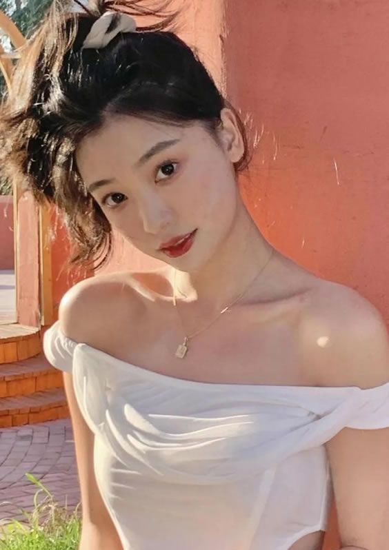 易梦玲为何被称为纯欲天花板(易梦玲图片集)