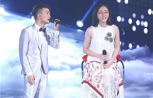 歌手郭沁的腿怎么了 坐在椅子上唱歌的原因是什么