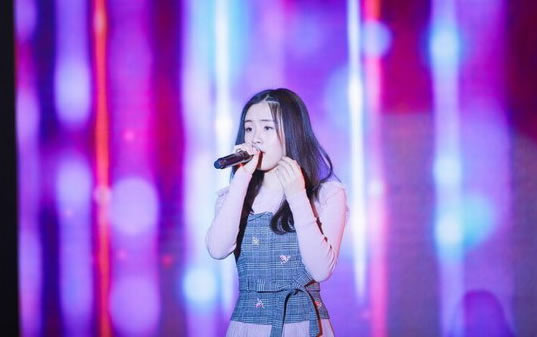 歌手郭沁的腿怎么了 坐在椅子上唱歌的原因是什么