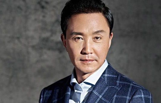 吴刚的脸怎么了 眼睛怎么那么怪双眼皮是割的吗