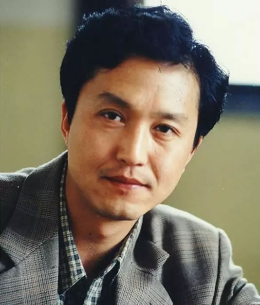 吴刚的脸怎么了 眼睛怎么那么怪双眼皮是割的吗