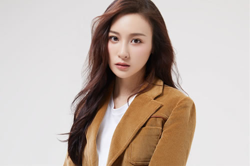 隆妮与程隆妮是一个人吗 和吴昕长得像对比照