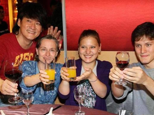 周华健妻子的照片个人资料是谁 周华健老婆比他大几岁?