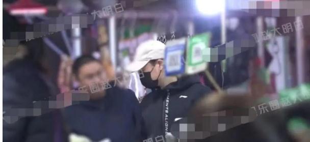 演员张颂文现状2023 低调现身菜市场被偷拍画面 演员张颂文现状2023 低调现身菜市场被偷拍画面