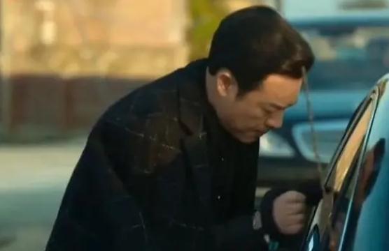 高启强为什么解领带擦玻璃 高启强为什么解领带擦玻璃