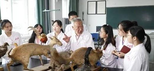 “中国大熊猫之父”胡锦矗去世 “中国大熊猫之父”胡锦矗去世