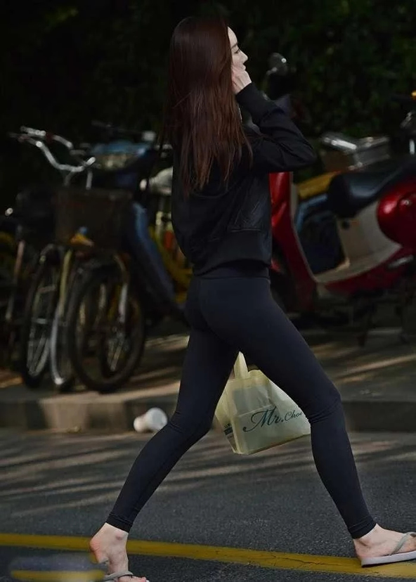 圆润蜜臀美女紧身裤大秀好身材：有活力动感十足!