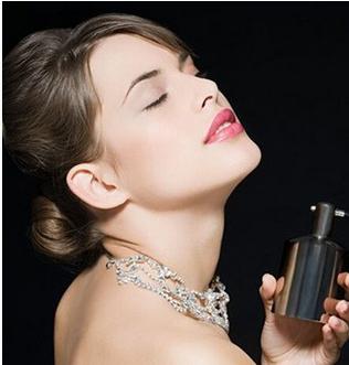 香水怎么喷才持久 香水怎么喷才持久