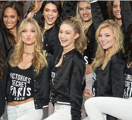 学超模扎马尾 凹出多种新造型秒变元气少女feel