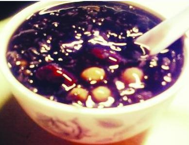 女生熬夜伤元气 多喝这4种粥赶快补补