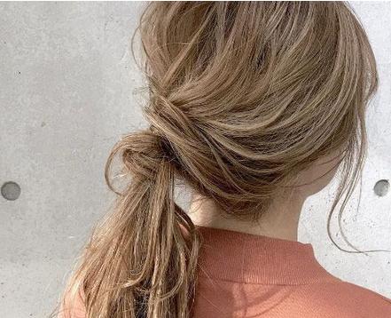 蓬松马尾辫的扎法图解 蓬松马尾辫的扎法图解