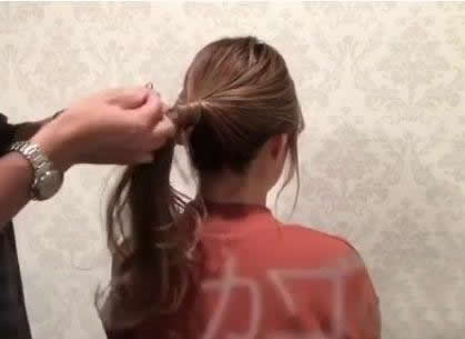 蓬松马尾辫的扎法图解