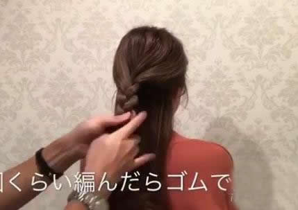 蓬松马尾辫的扎法图解