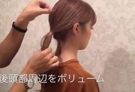 蓬松马尾辫的扎法图解