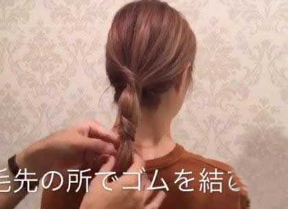 蓬松马尾辫的扎法图解