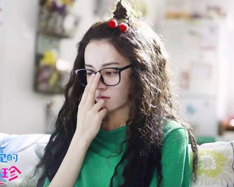 迪丽热巴戴黑框丑炸天？眼镜妹怎么妆才好看？