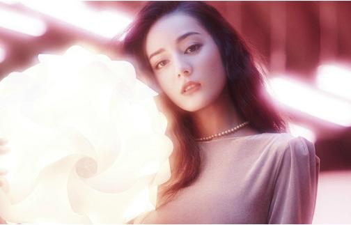 迪丽热巴戴黑框丑炸天？眼镜妹怎么妆才好看？