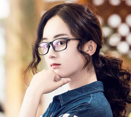 迪丽热巴戴黑框丑炸天？眼镜妹怎么妆才好看？