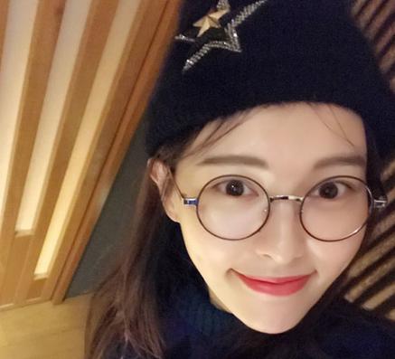 迪丽热巴戴黑框丑炸天？眼镜妹怎么妆才好看？