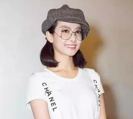 迪丽热巴戴黑框丑炸天？眼镜妹怎么妆才好看？