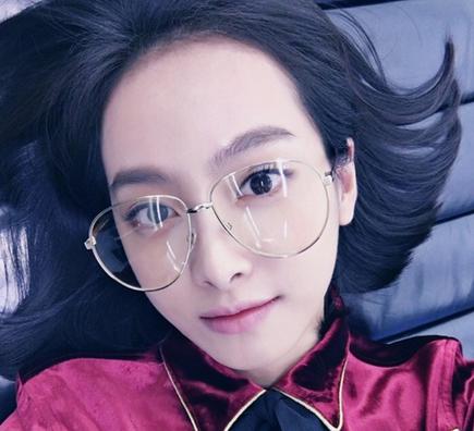 迪丽热巴戴黑框丑炸天？眼镜妹怎么妆才好看？