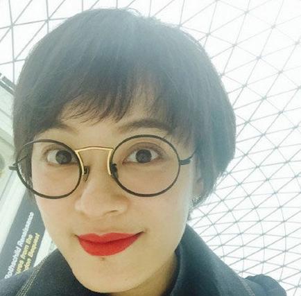 迪丽热巴戴黑框丑炸天？眼镜妹怎么妆才好看？