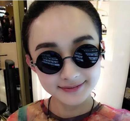 迪丽热巴戴黑框丑炸天？眼镜妹怎么妆才好看？