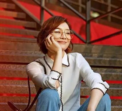 迪丽热巴戴黑框丑炸天?眼镜妹怎么妆才好看? 迪丽热巴戴黑框丑炸天?眼镜妹怎么妆才好看?