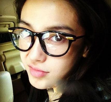 迪丽热巴戴黑框丑炸天？眼镜妹怎么妆才好看？