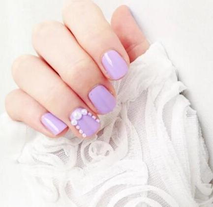 最新时尚美甲造型图片 有珍珠元素的美甲更高贵优雅